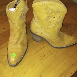 Brown women's boots with flowers size 6